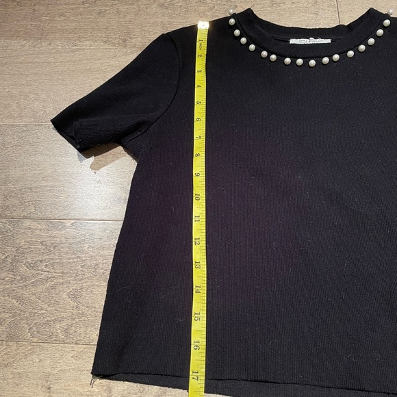 Zara size small cropped sweater with pearl necklace - Picture 4 of 6
